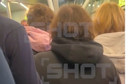 Сотни пассажиров вынудили спать на полу в российском аэропорту в ожидании починки самолета