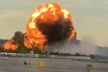 Унесший жизни 14 человек взрыв самолета в аэропорту США попал на видео