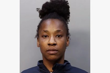 Защищавшая сына мать схватила подростка на круизном лайнере и повалила его на пол