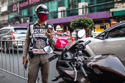 Американец напился в Таиланде и бросился на машину полиции с кулаками