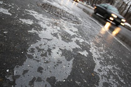 Россиянам дали совет на случай падения на льду во дворе