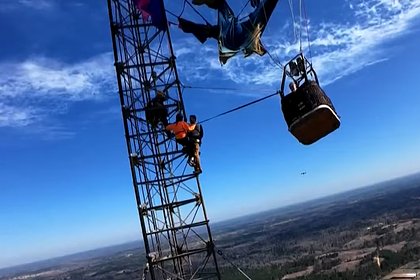 Пассажиры воздушного шара застряли на высоте 300 метров и попали на видео