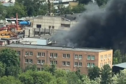 Охваченный огнем хостел в Москве попал на видео