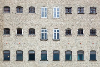 «Эти ощущения не описать словами». Россияне полюбили отели-тюрьмы. Кого это привлекает и сколько готовы платить за ночь на нарах?