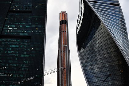 Экстремальный парашютный прыжок состоялся в Москве в честь Дня России