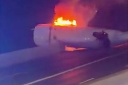 Самолет с шестью пассажирами на борту рухнул на оживленную трассу в США и загорелся