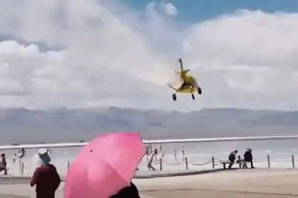 Вертолет рухнул на двух туристов в Китае и попал на видео