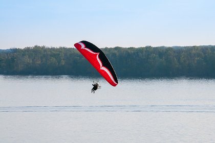 В Подмосковье мужчина упал во время полета на параплане