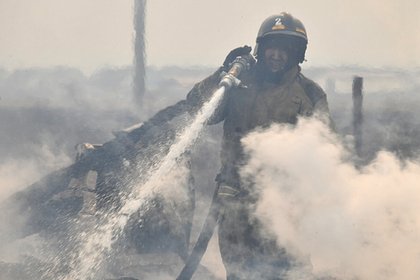 Столб черного дыма заметили после атаки ВСУ на промзону в 1400 километрах от границы