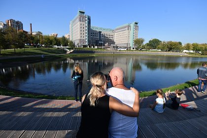 Мужчина и женщина едва не утонули в пруду в центре Москвы
