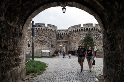 «Это будет непопулярным решением». Что ждет релокантов и туристов в Сербии после поражения главного союзника России на выборах
